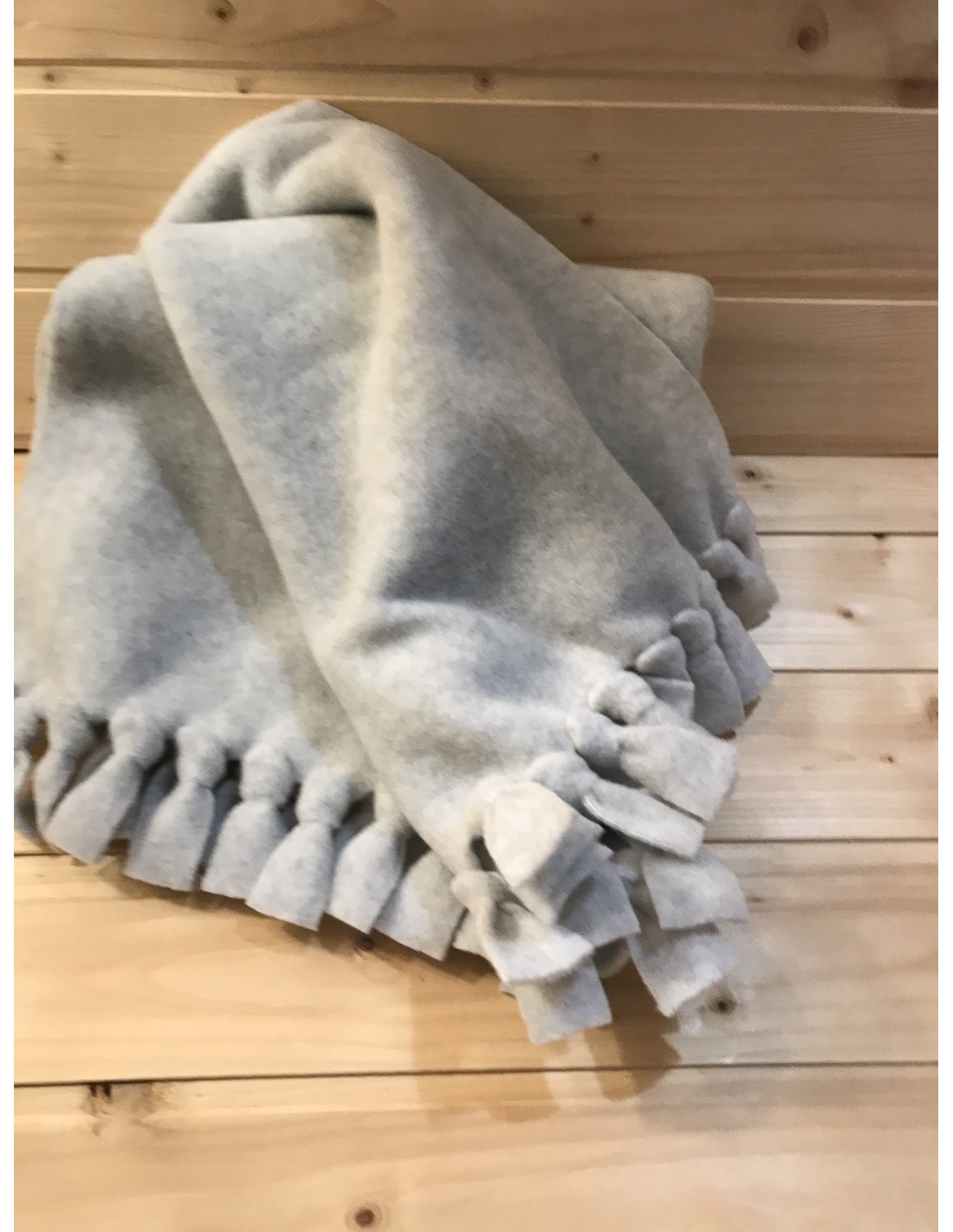 Coperta in pile grigio con nome ricamato