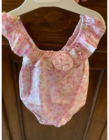 costume a fiori con rosa taglio vivo