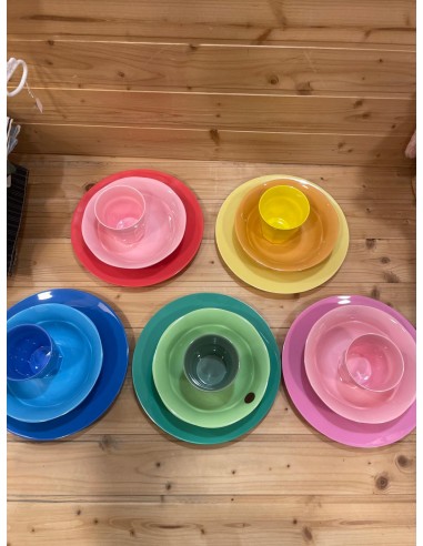 Set piatti colorati