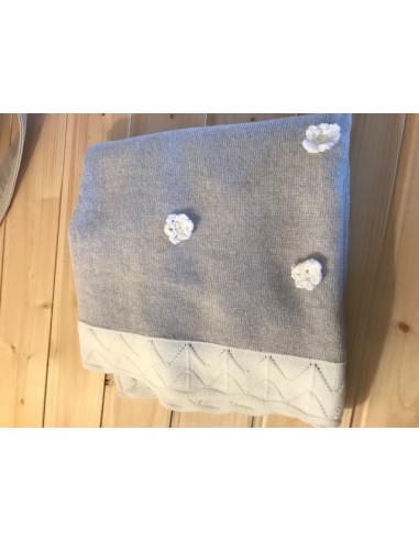 Coperta in lana grigia con decori...